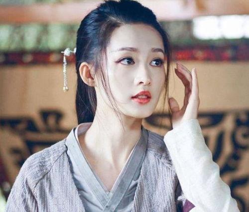 娱乐吃瓜李沁是谁,娱乐圈的清新“吃瓜”小花